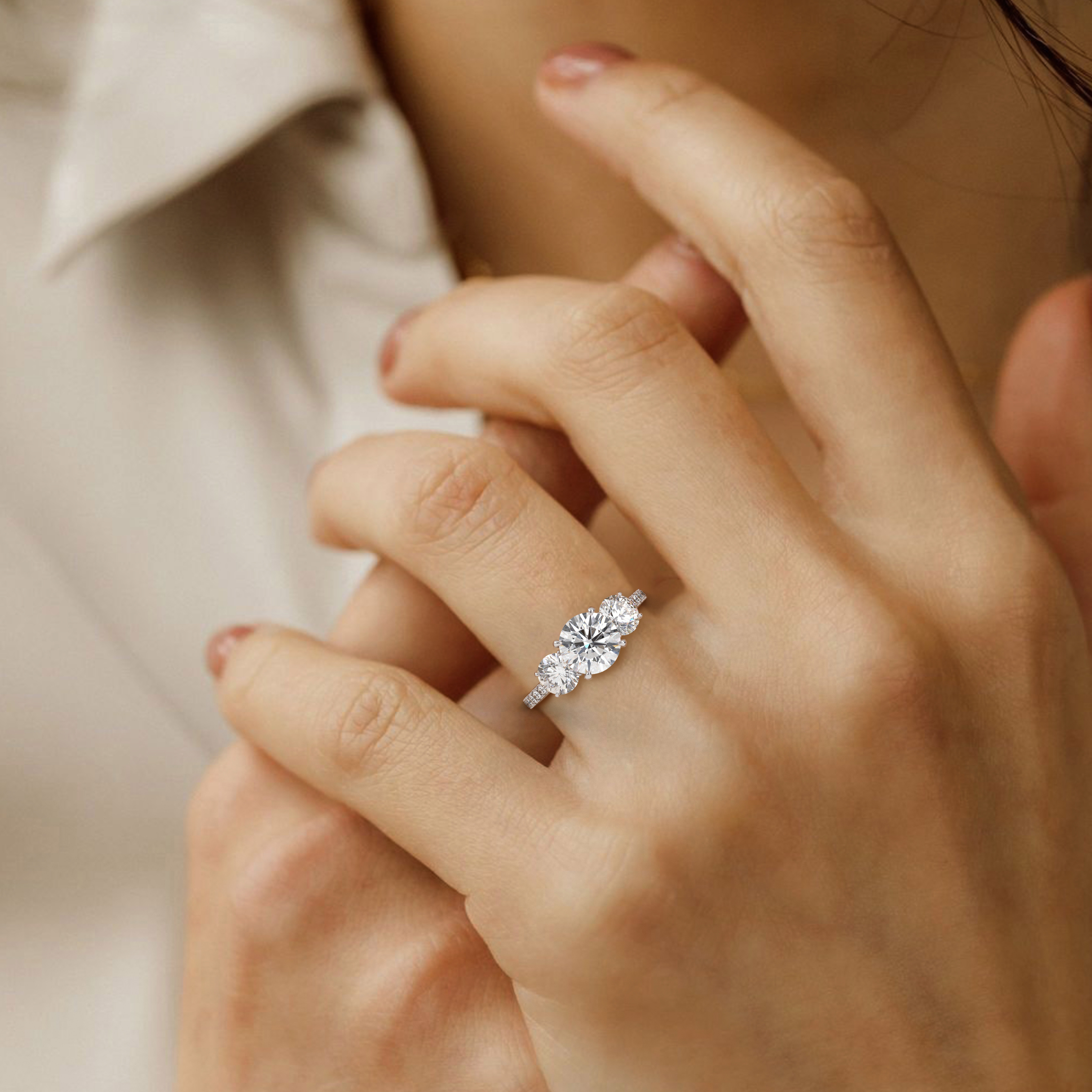 18k or blanc  bague diamant taille ronde avec pierres latérales