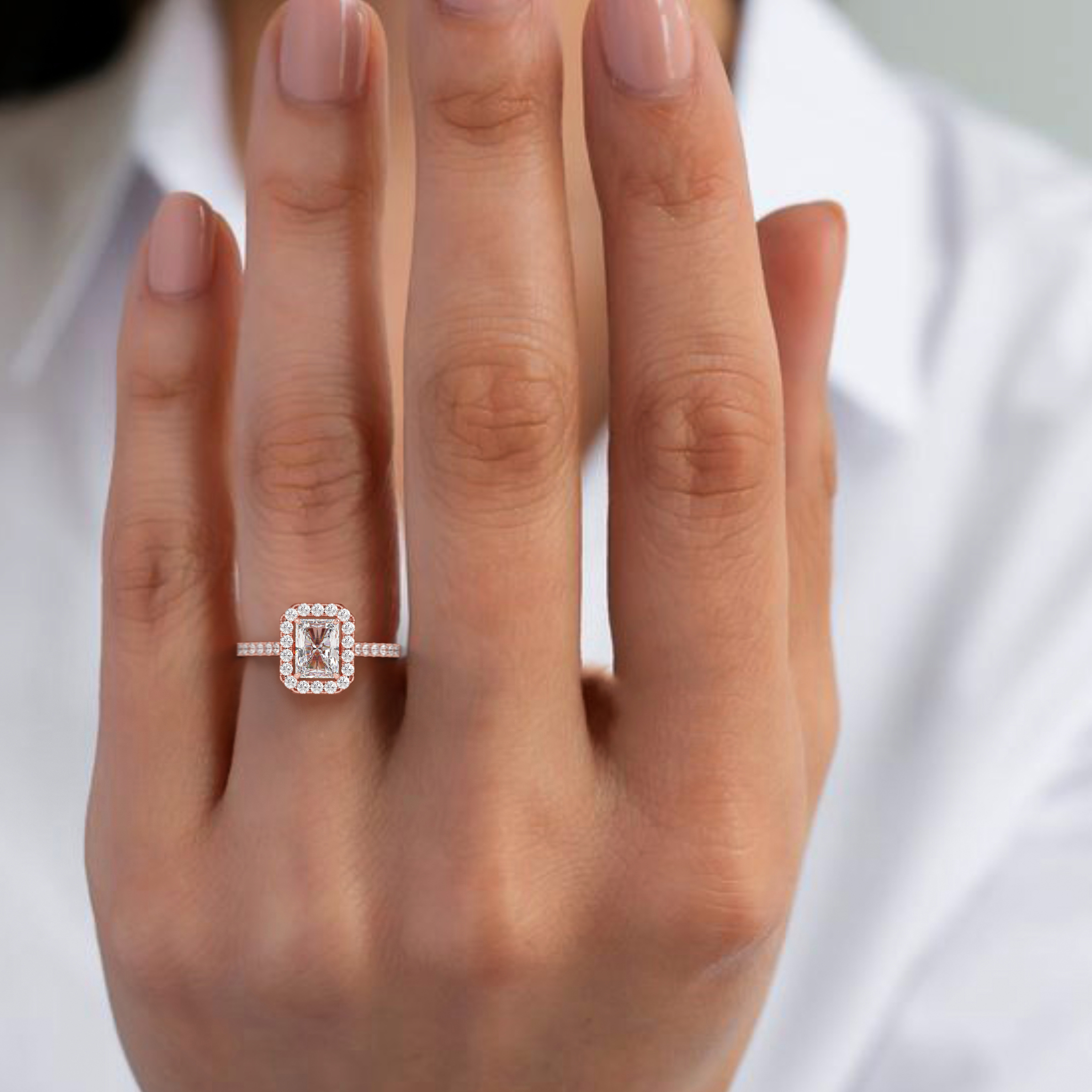 18k or rose  bague de fiançailles en diamant de style halo taille émeraude avec bande pavée