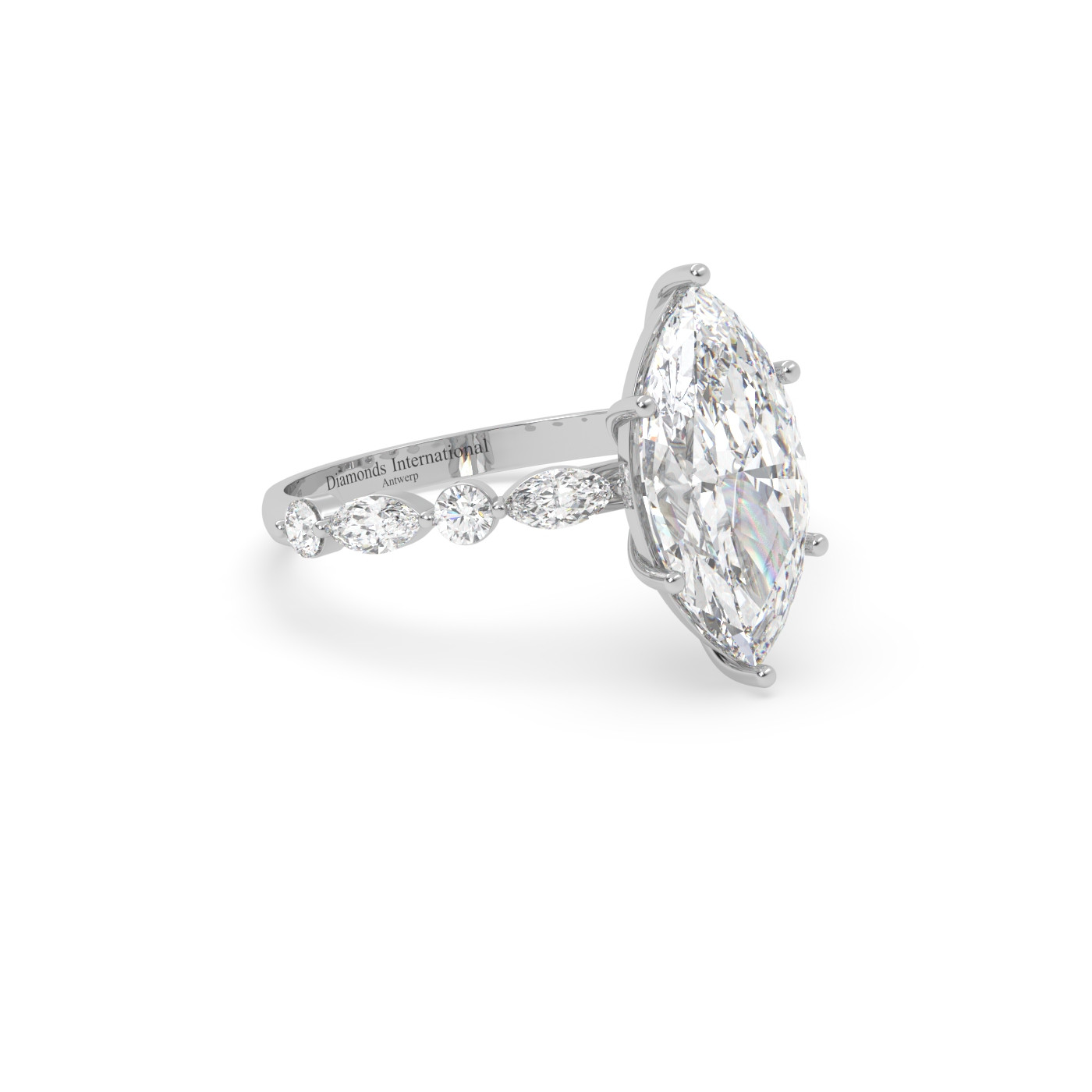 18k or blanc  bague en diamant marquise avec diamants latéraux marquise & ronds