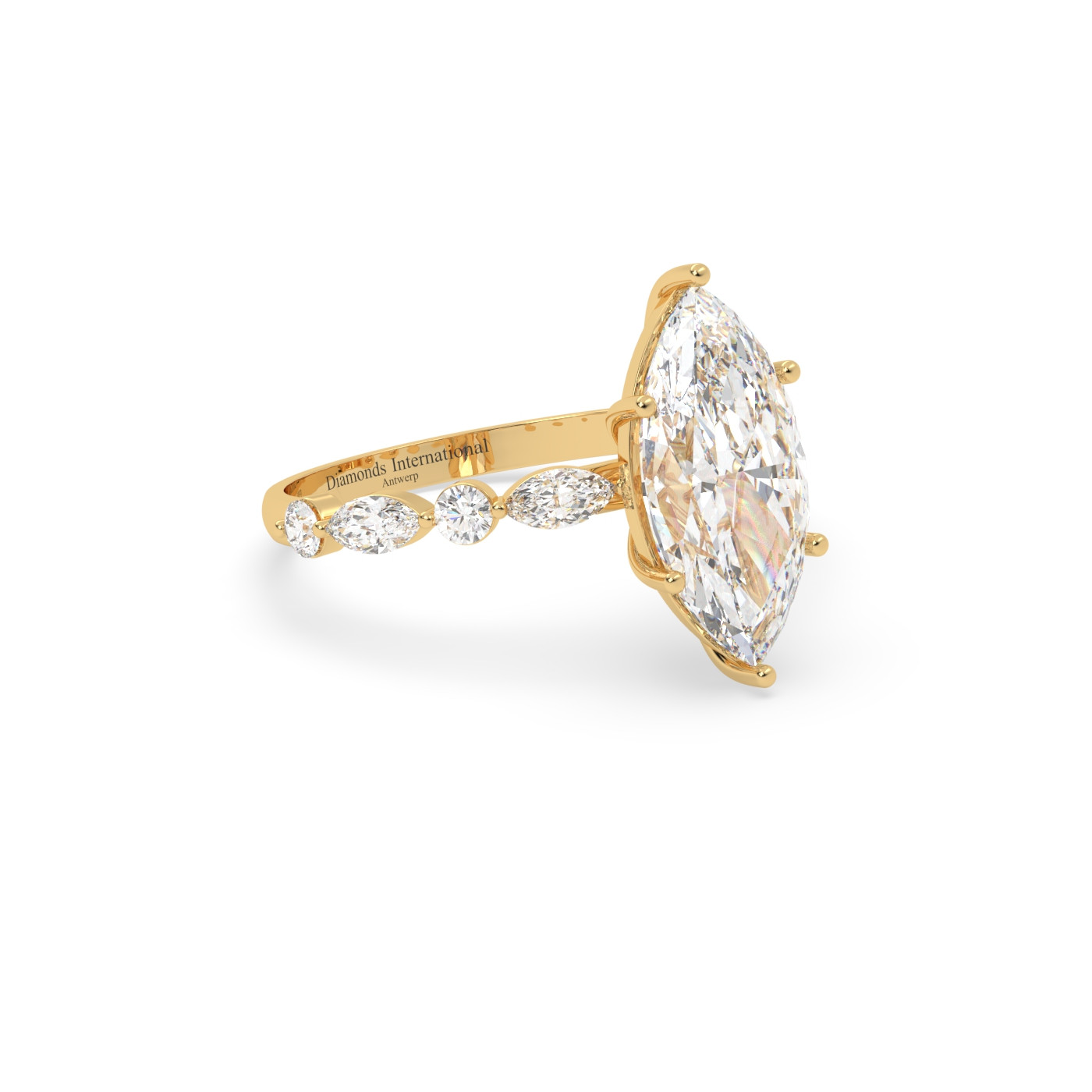 18k or jaune  bague en diamant marquise avec diamants latéraux marquise & ronds